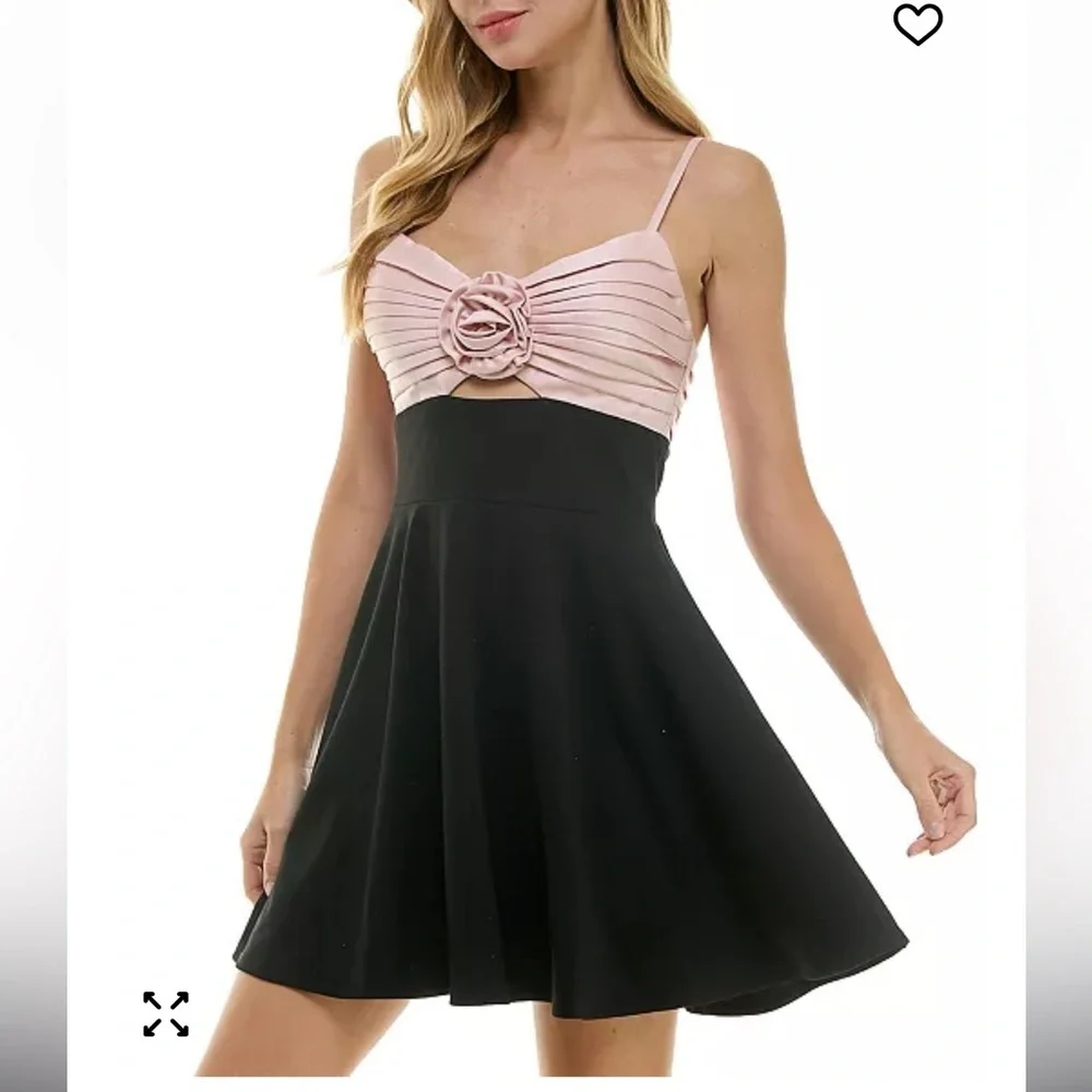 Rosette Ruched Bandeau Bodice Dress Coquette/ fit and flare/ Size 9/10 - Picture 2 of 7